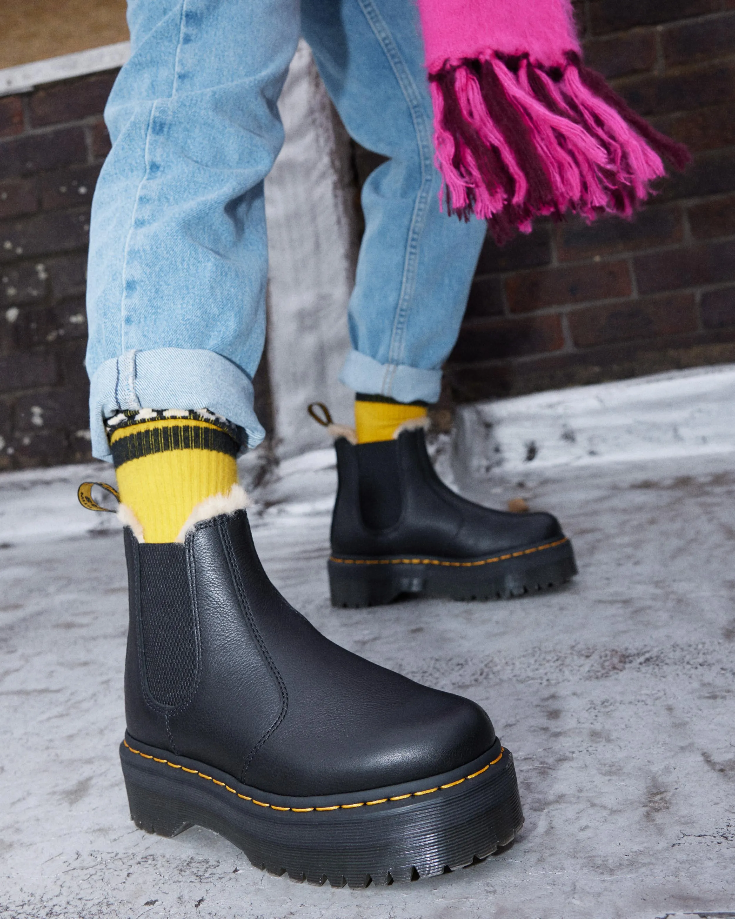 2976 Platform Chelsea boots lined with faux fur Dr. Martens