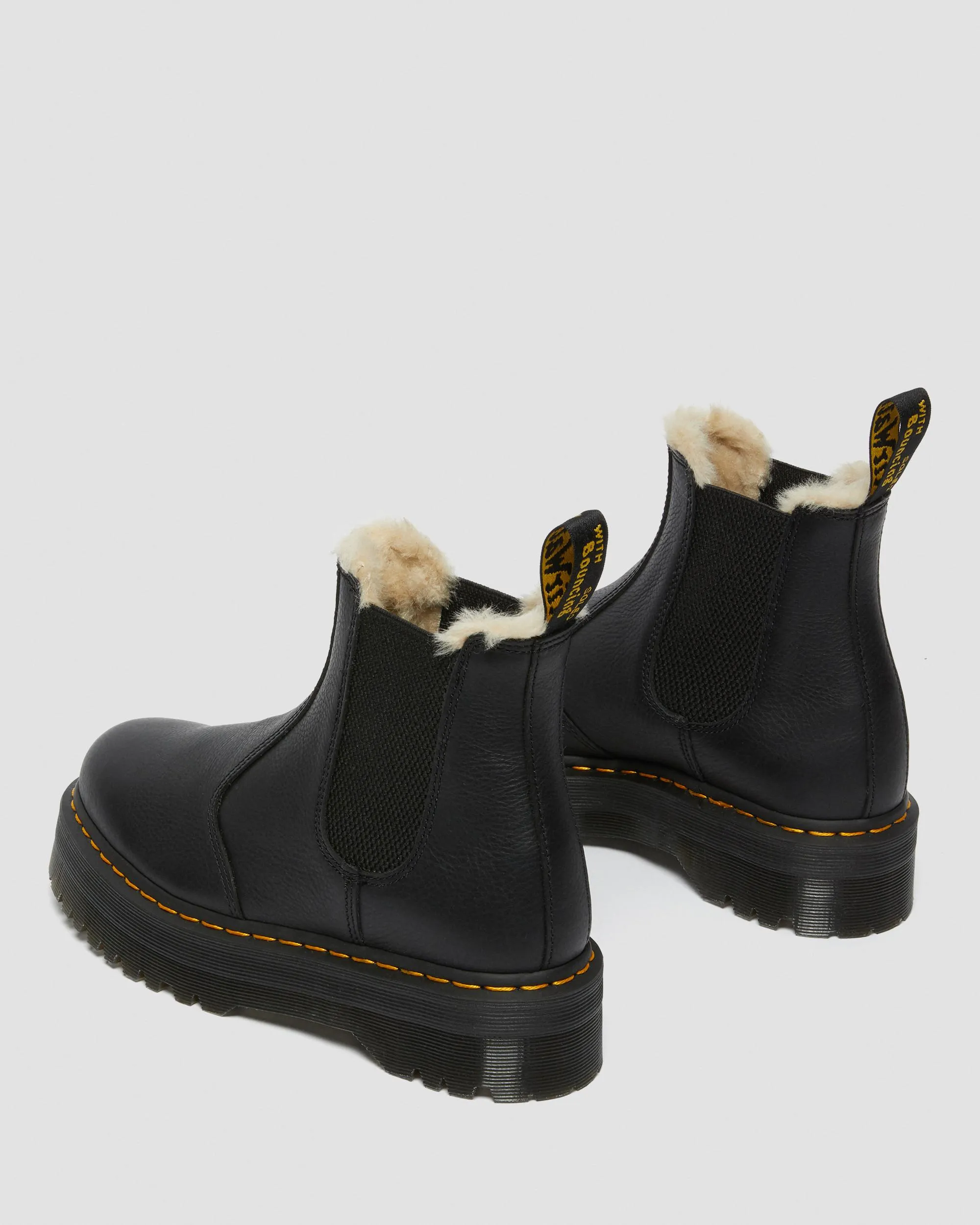 2976 Platform Chelsea boots lined with faux fur Dr. Martens